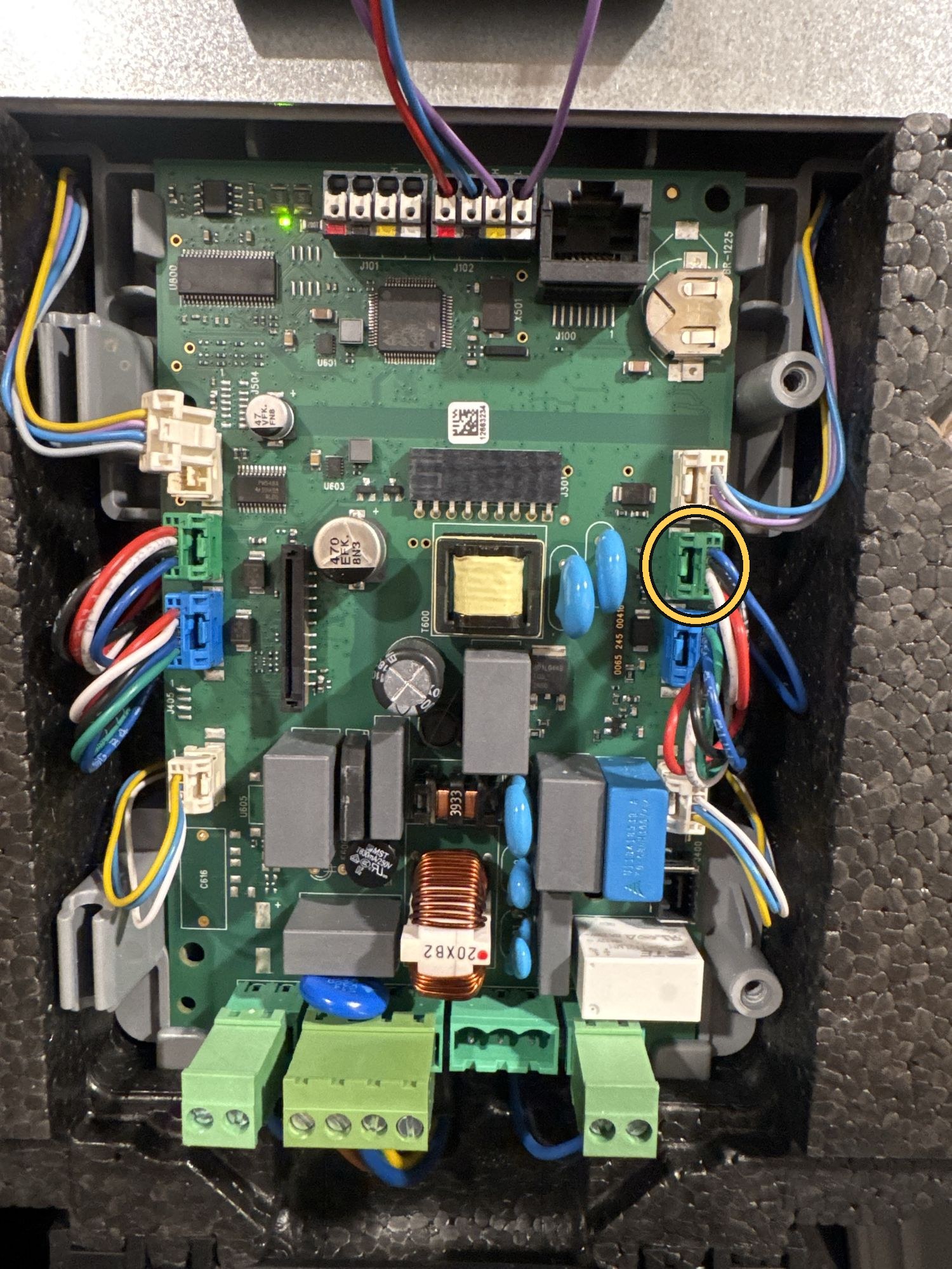 Main PCB of the ComfoAir Q350 with white, green and blue sensor connectors on both sides