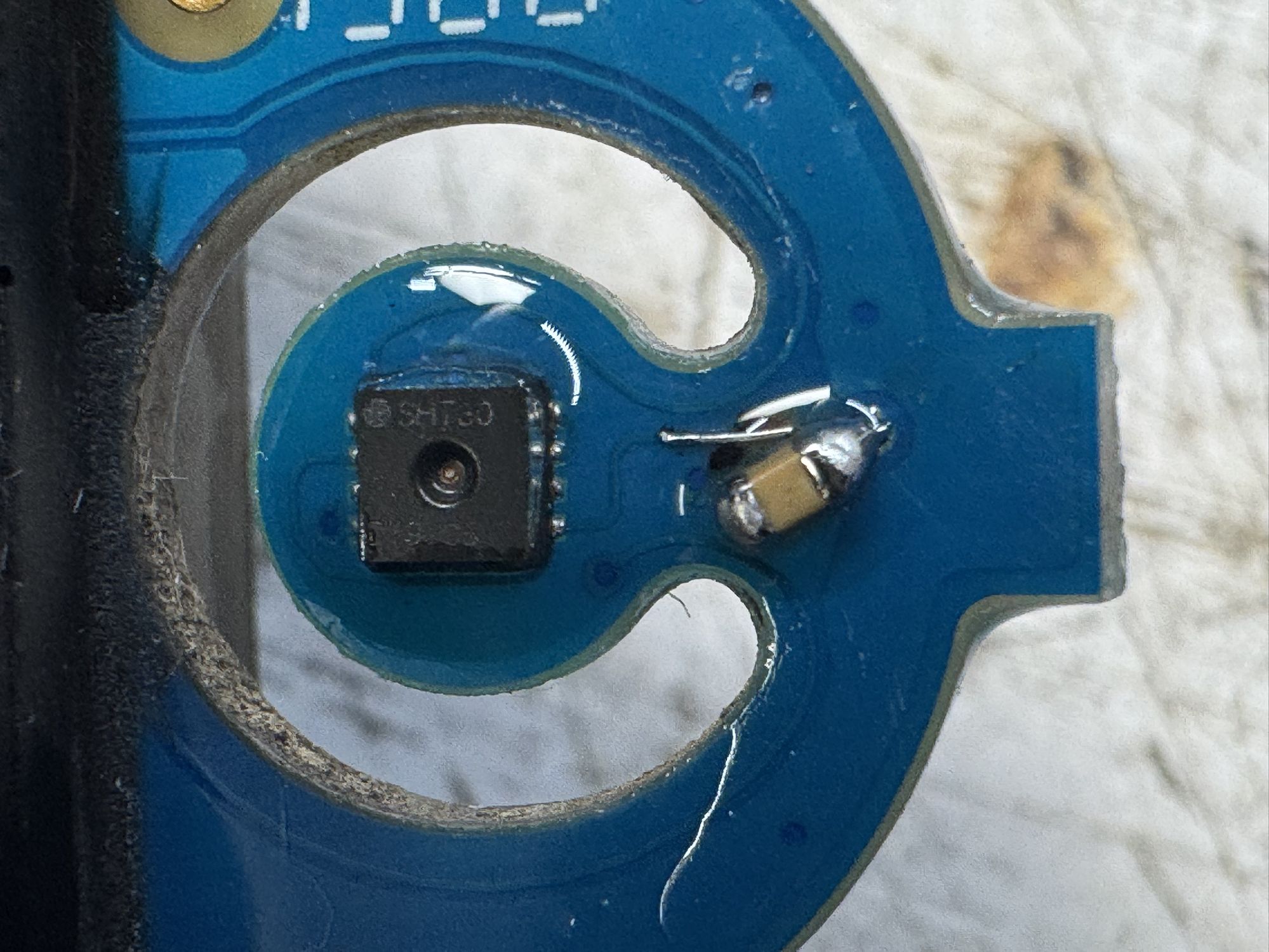 Sensor board with a new capacitor and a short wire bridge next to the SHT30