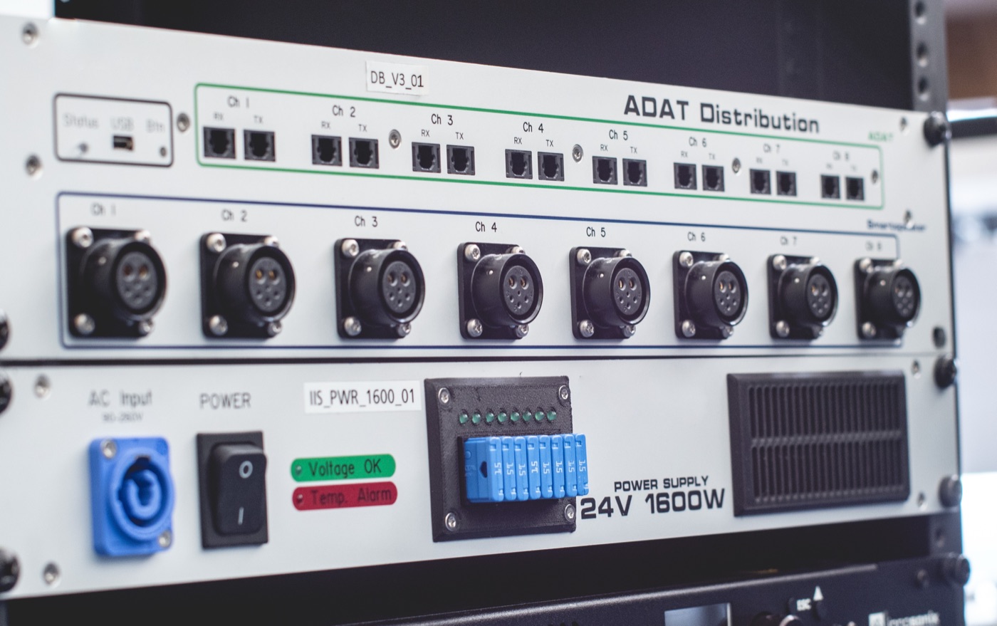 19-Zoll-Rack mit ADAT-Verteiler und 24-V-Netzteil