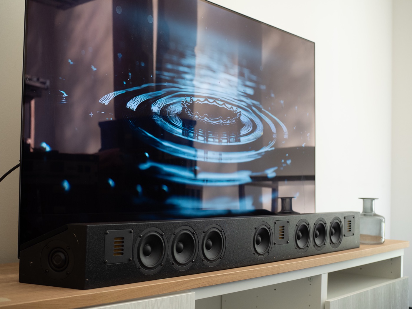 Selbstgebaute Soundbar mit sieben Chassis unter dem Fernseher