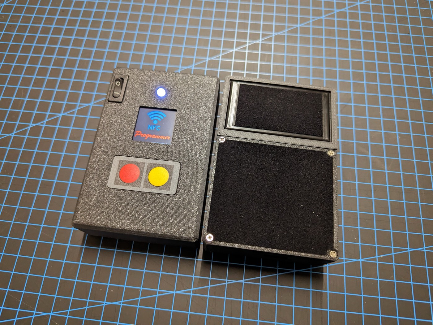 Der NFC-Programmer in Vorder- und Rückansicht