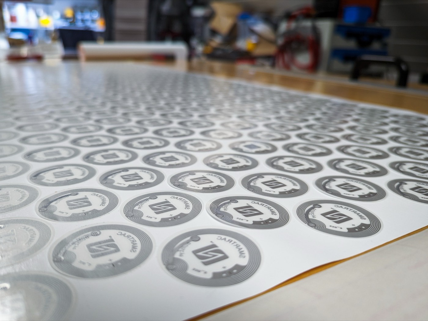 Die NFC-Tags auf großen Klebefolien